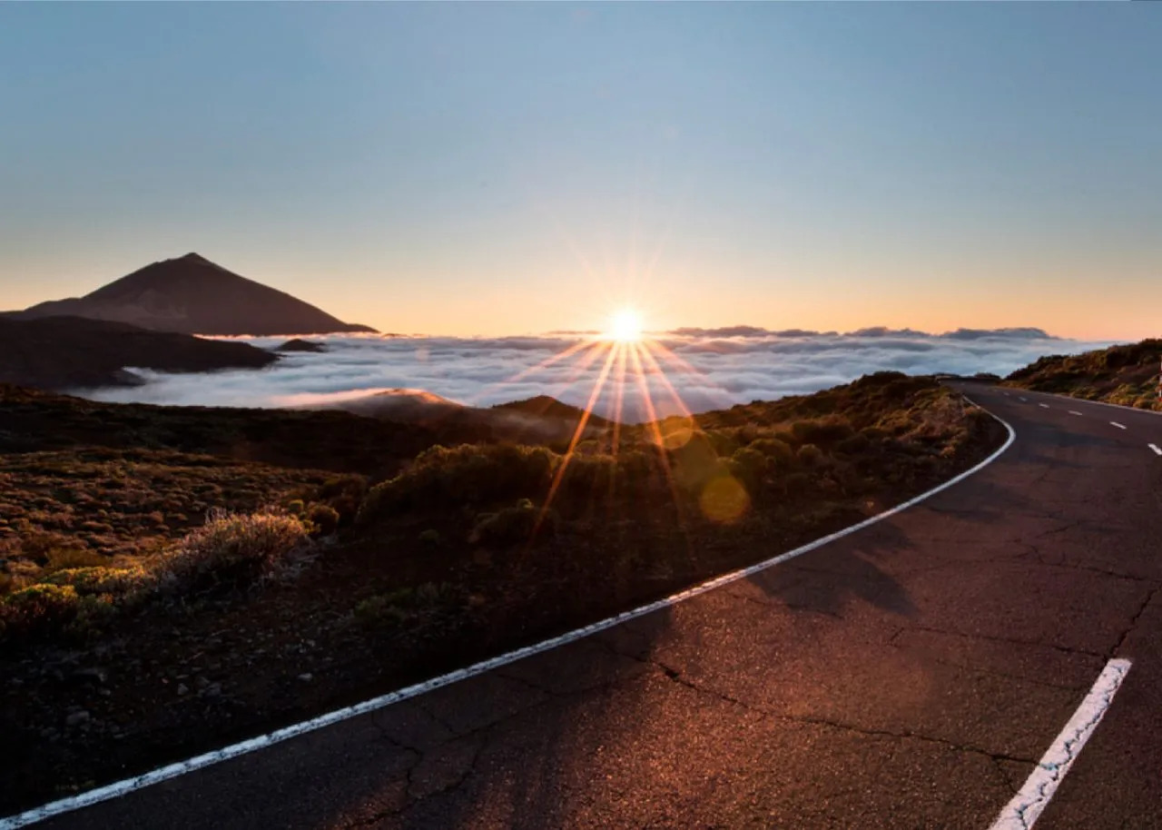 Zonsondergang bij de Teide en vulkanisch landschap op Tenerife