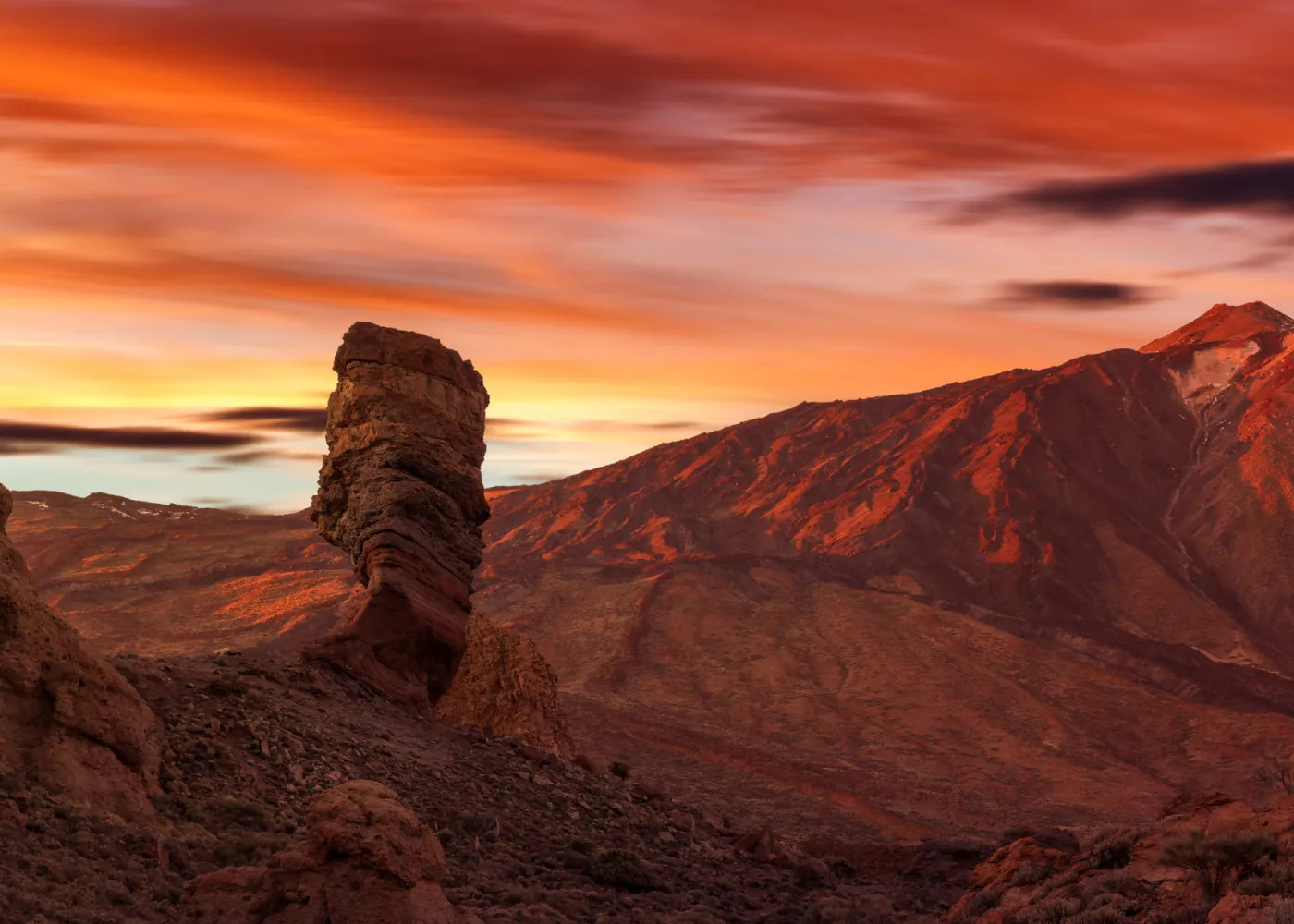 Atardecer en el Parque Nacional del Teide antes de una noche de observación de estrellas Atardecer en el Teide antes de observar las estrellas