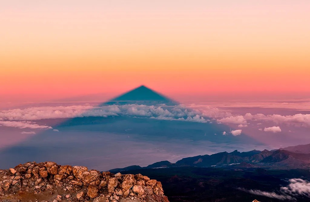 Schaduw van de Teide geprojecteerd over de zee bij zonsondergang